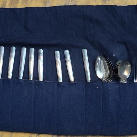 42 piece set of em Rogers mfg co silverware - Picture 1 of 3